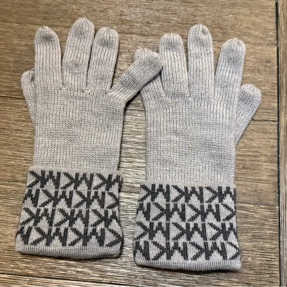 MICHAEL KORS SIGNATURE HAT & GLOVE SET
